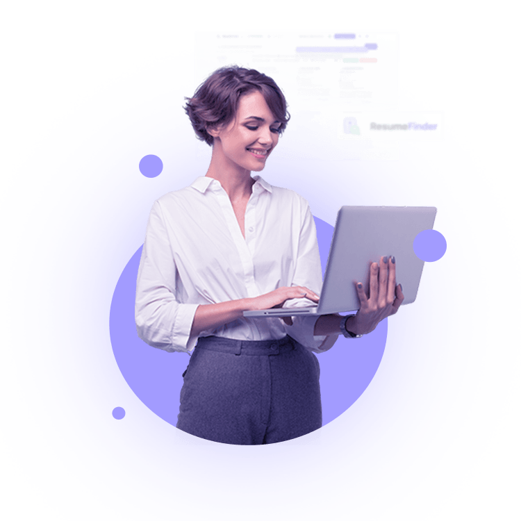 Profissional utilizando um notebook com o ResumeFinder